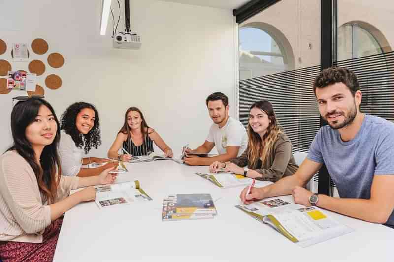 Studenten studeren samen in een klaslokaal als onderdeel van taalcursus.