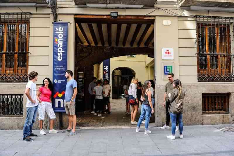 Studenten voor een Spaanse taalschool in een stedelijke omgeving.