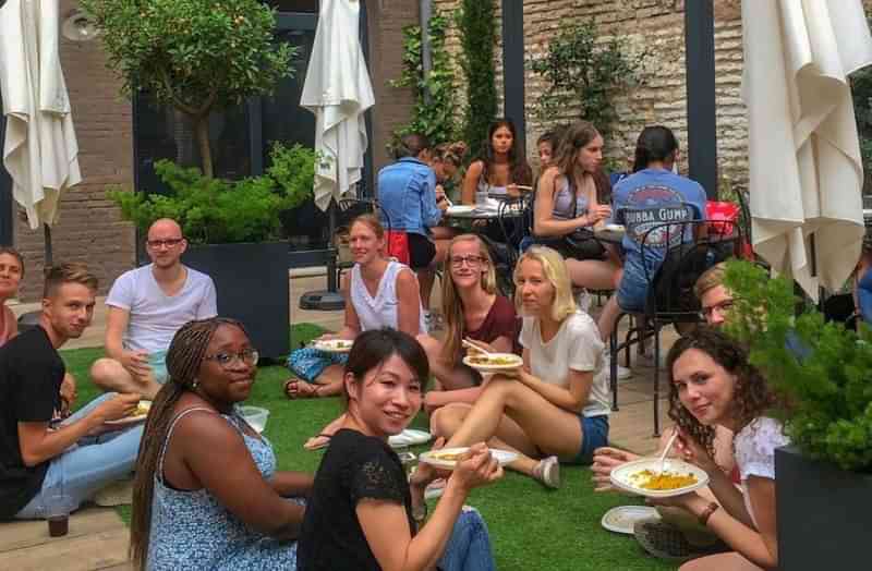 Studenten genieten van een maaltijd tijdens een taalreis in Nederland.