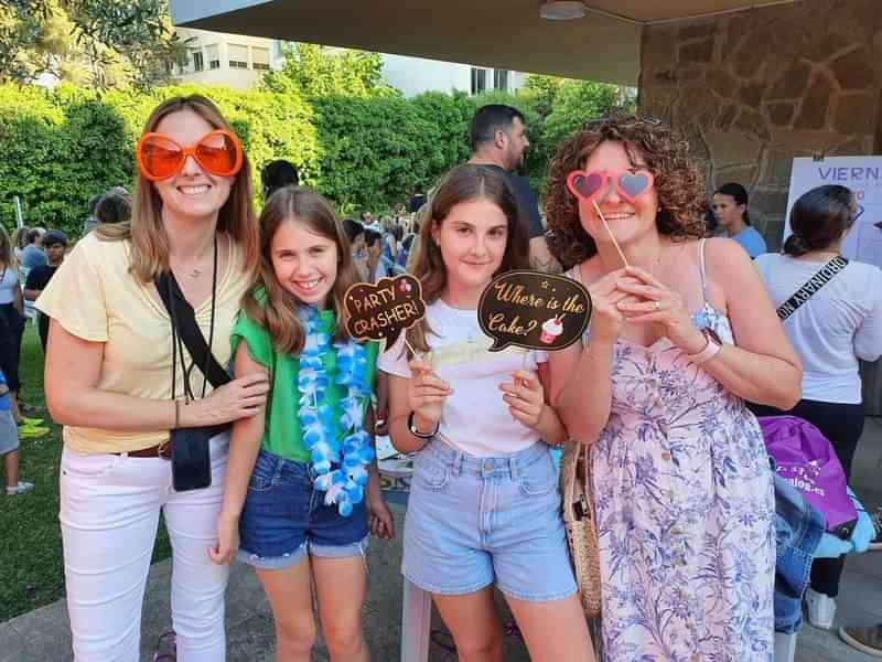 Vakantiefeest met vriendinnen, plezier, bordjes en lachende gezichten in de zon.