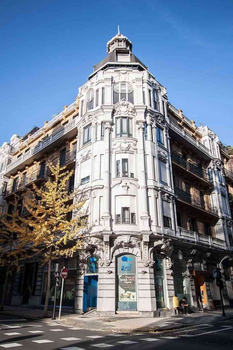 Historisch gebouw in een Europese stad, ideaal voor taalreizen.