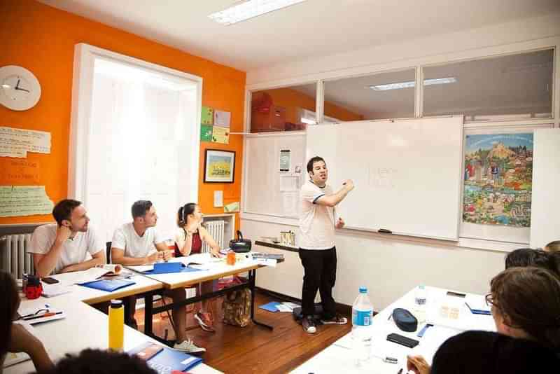 Studenten volgen een taalles in een internationale taalschool.