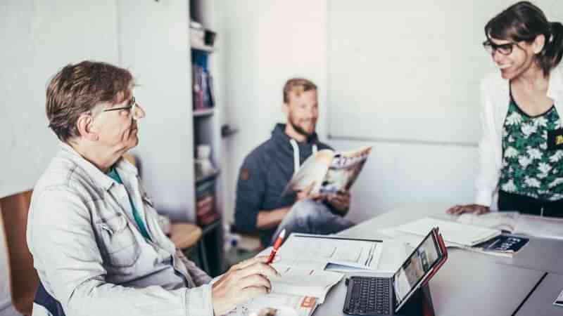 Groep studenten studeren talen samen in een klaslokaal.