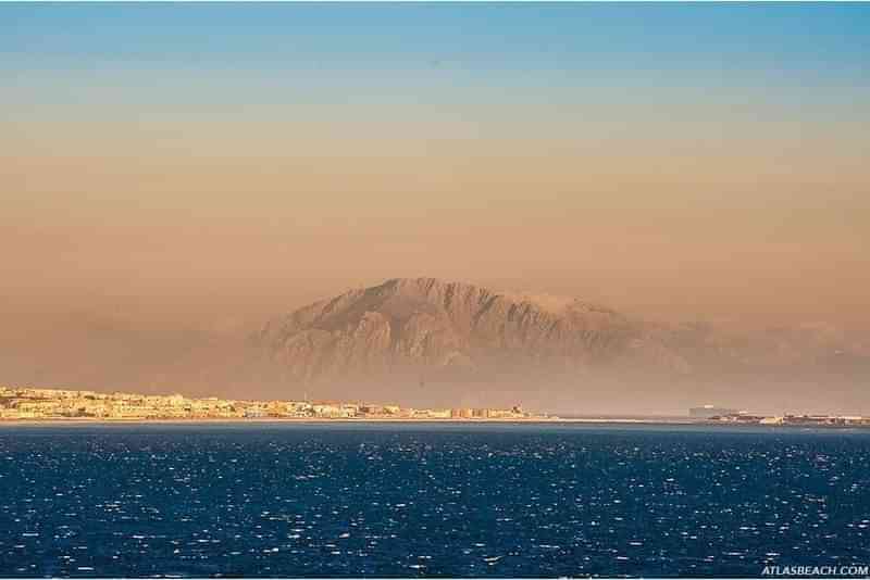 Straat van Gibraltar, gezien vanaf de zee, met Afrika in de verte.