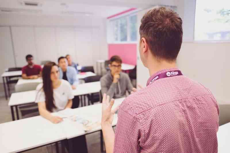 Taalreis klaslokaal: docent geeft les aan internationale studenten.