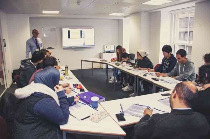 Taalstudenten volgen les in klaslokaal tijdens een taalcursus in het buitenland.