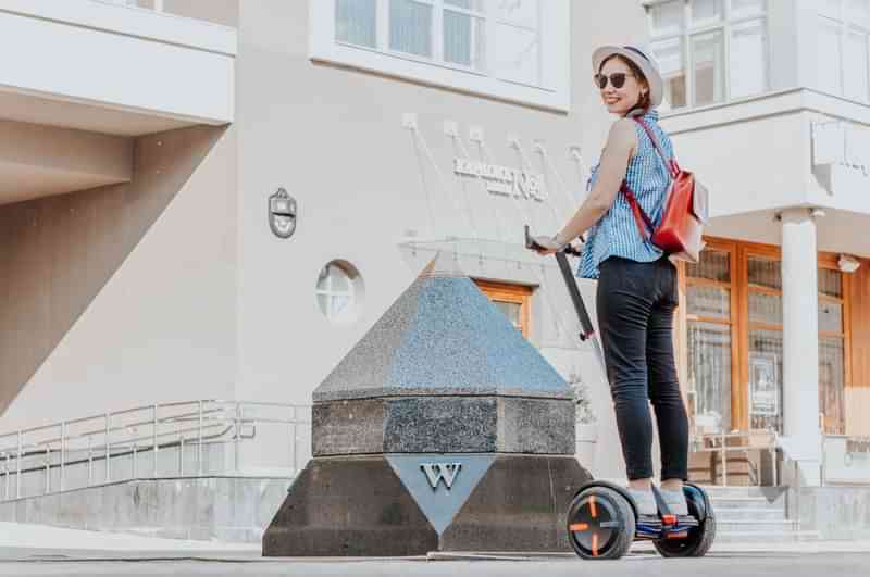 Toerist verkent de stad op een Segway voor een monument.