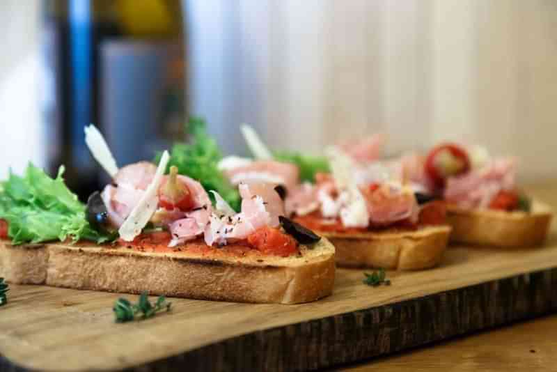 Bruschetta met ham, sla en tomaten - een typisch Italiaans gerecht.