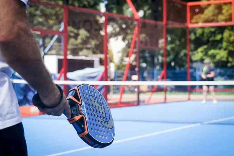 Padel spelen tijdens een taalkundig uitstapje in Nederland.