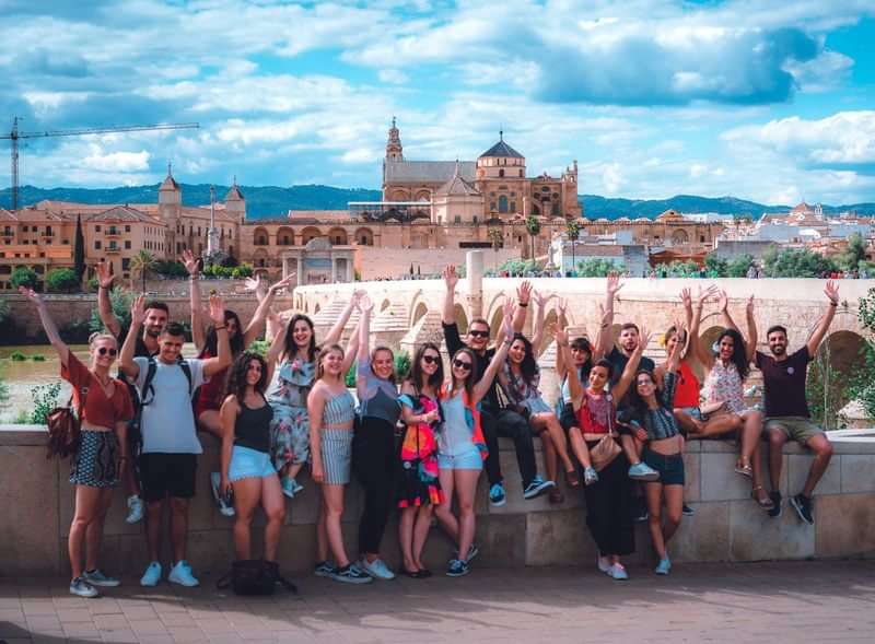 Groep jongeren genietend van een culturele reis in Zuid-Europa.