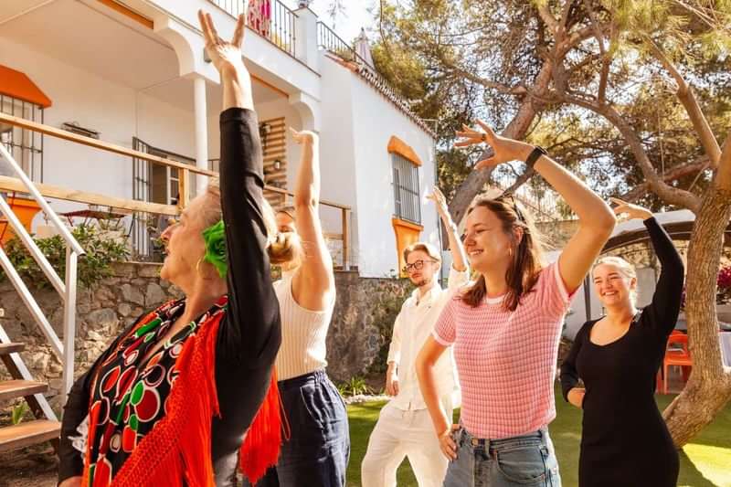 Groep mensen die dansles volgen tijdens een taalreis in Spanje.