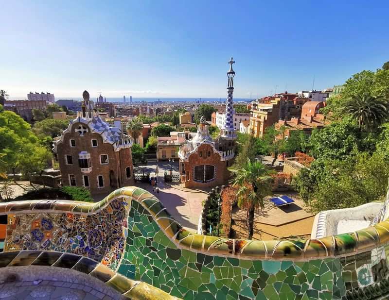 Park Güell, kleurrijke architectuur en vergezichten in Barcelona, Spanje.