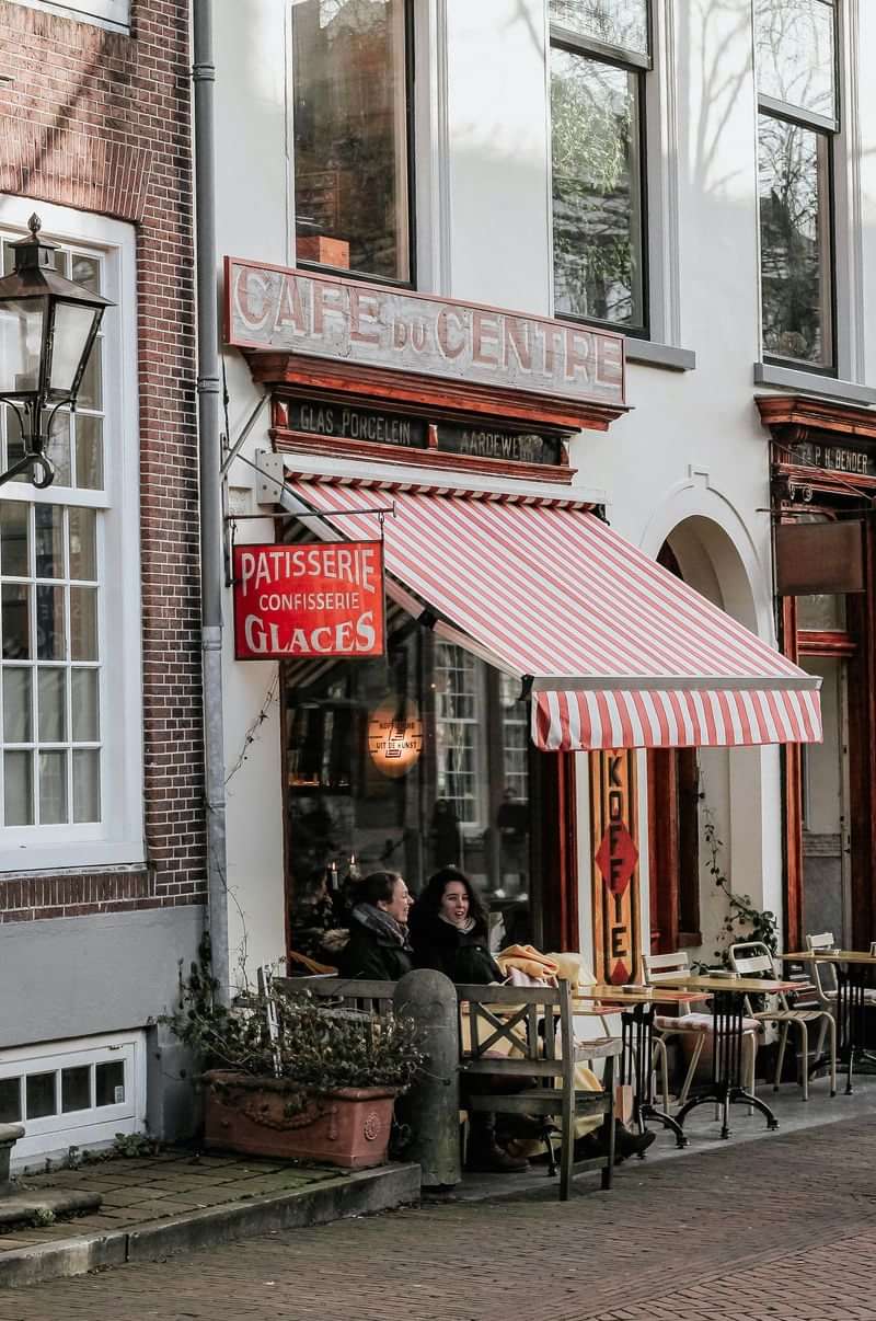 Een gezellig café in Nederland met Franse patisserie en koffie.