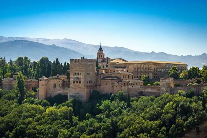 Het Alhambra-paleis in Granada, Spanje, historische architectuur en natuur.