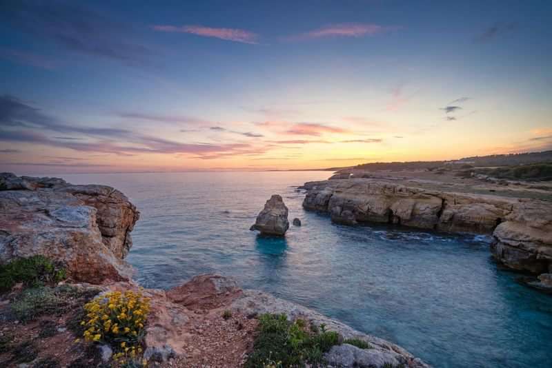 Prachtige kustlijn bij zonsondergang, ideaal voor taalreis naar Portugal.