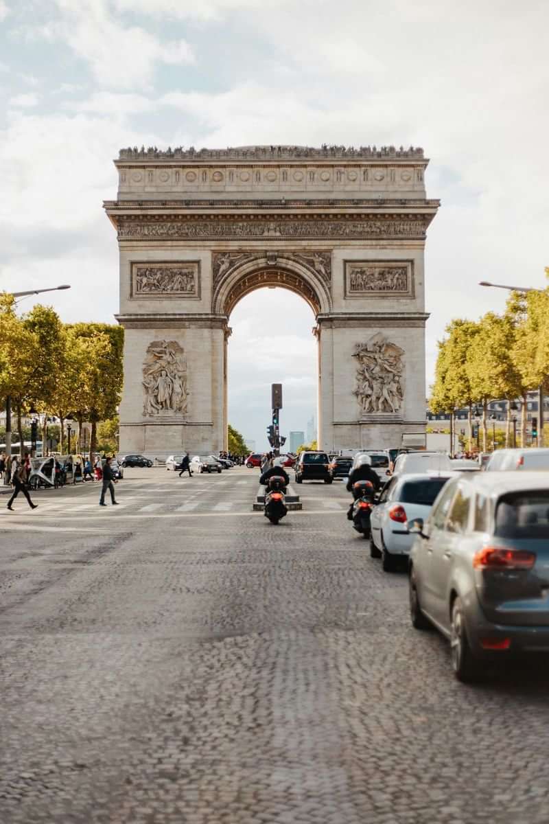 Exploring Paris for a French language immersion around Arc de Triomphe.