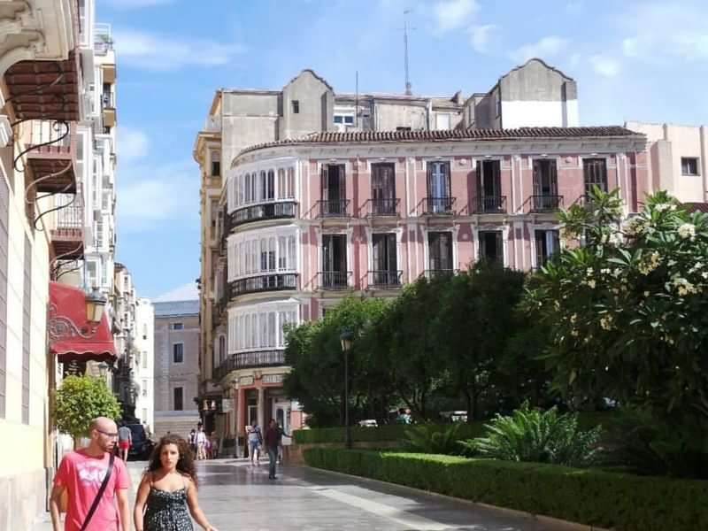 Historisch gebouw en straat in een schilderachtige Europese stad.