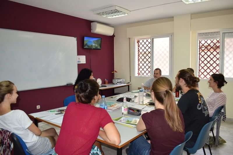 Klaslokaal met studenten die taalles volgen tijdens een taalreis.