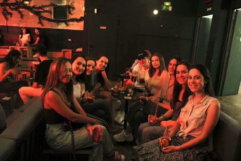 Groep vrienden leert de taal tijdens een gezellige avond in Spanje.