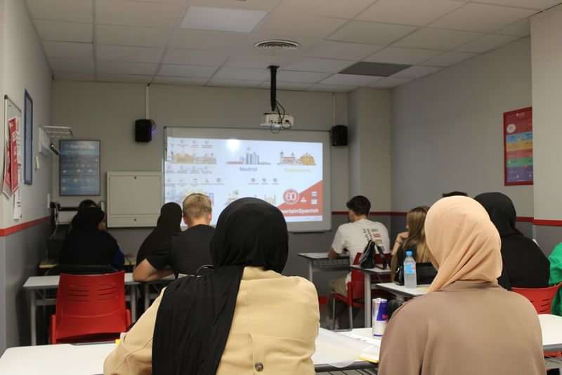 Studenten in een klaslokaal, leren over cultuur en talen van bestemmingen.