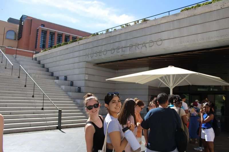 Bezoekers voor Museo del Prado, perfect voor Spaanse taalreiservaring.