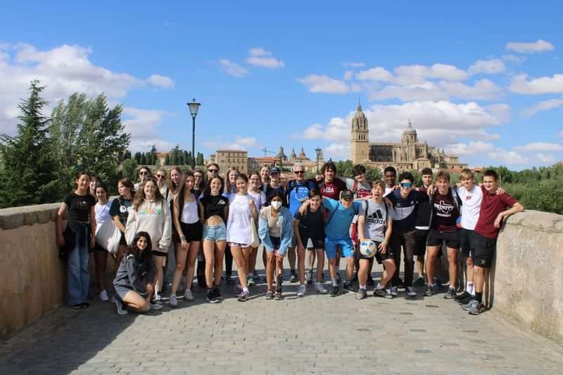 Een groep studenten op taalreis met historische achtergrond in Spanje.