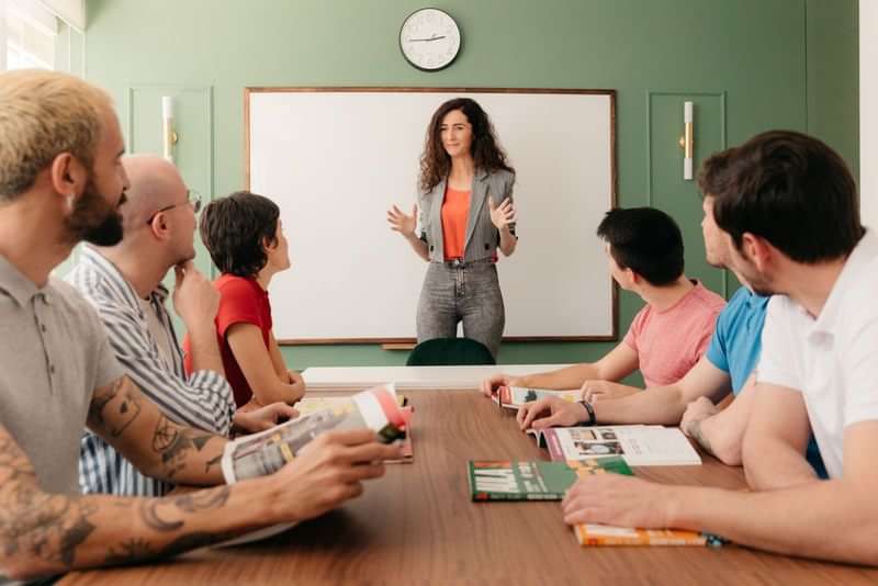 Taalreisgroep volgt les van docent in klaslokaal.