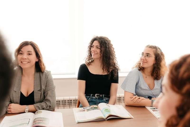 Studenten in een klaslokaal, deelnemen aan een taalles.