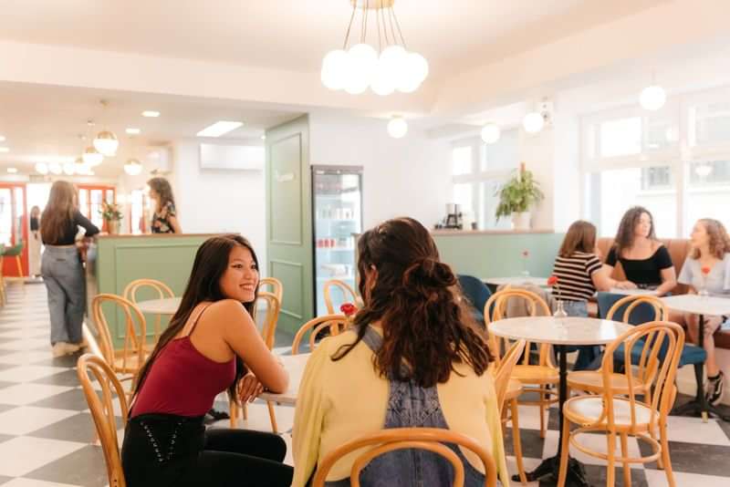 Studenten praten in een café tijdens een taalreis in het buitenland.