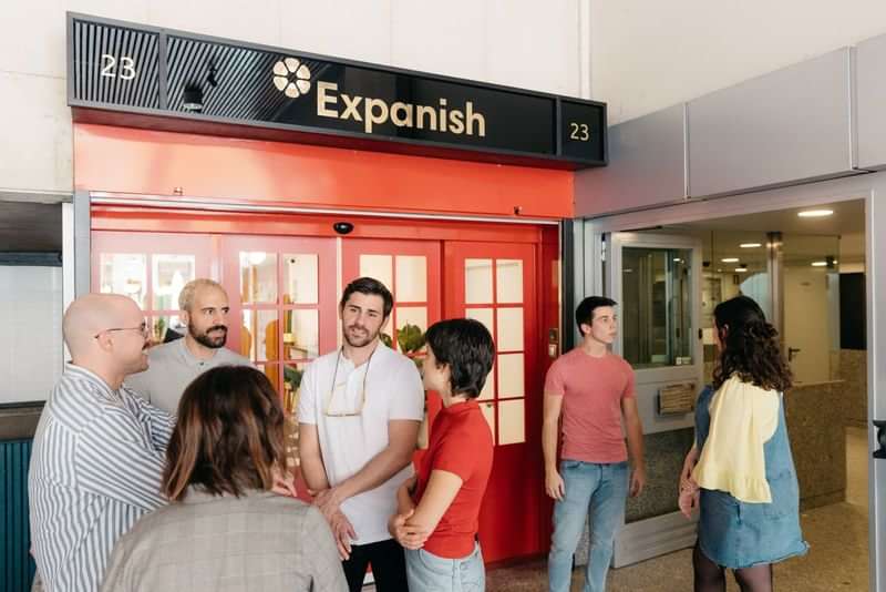 Groep mensen voor taalschool Expanish, ontmoetingen en gesprekken in het Spaans.