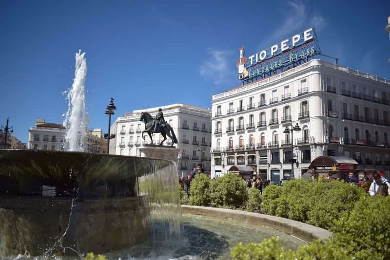 Puerta del Sol in Madrid, Spanje, een populaire toeristische bestemming.