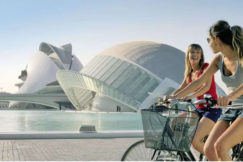 Fietsvakantie in Valencia, Spanje, met de futuristische architectuur van de stad.