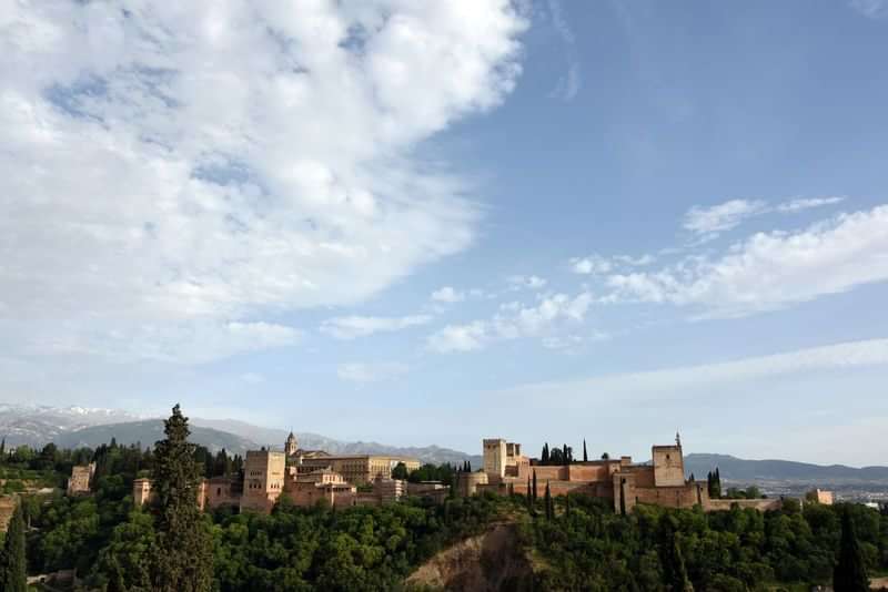 Het Alhambra-paleis in Granada, Spanje, met blauwe lucht.