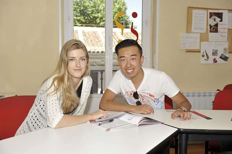 Twee studenten in een klaslokaal tijdens een taalreis in het buitenland.