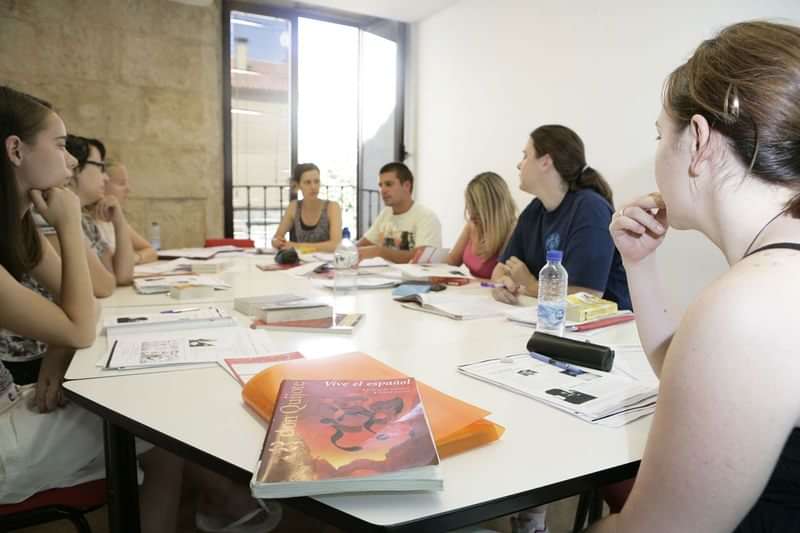Studenten in klaslokaal tijdens taalcursus, gereed voor taalreiservaring
