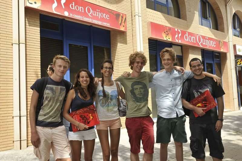 Een groep studenten voor de taalschool "don Quijote".