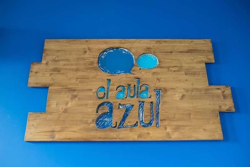 Een bord met de tekst "el aula azul".