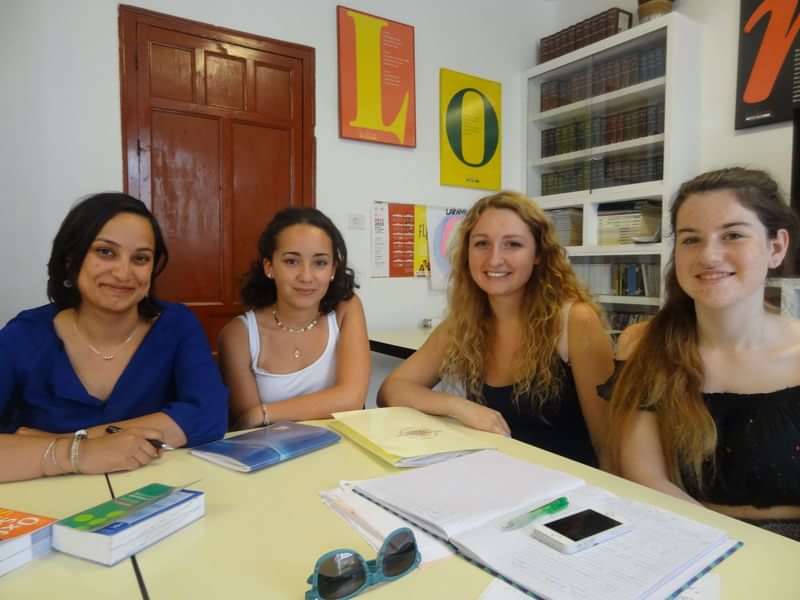 Studenten in een taalles, klaslokaal, leren samen een nieuwe taal.