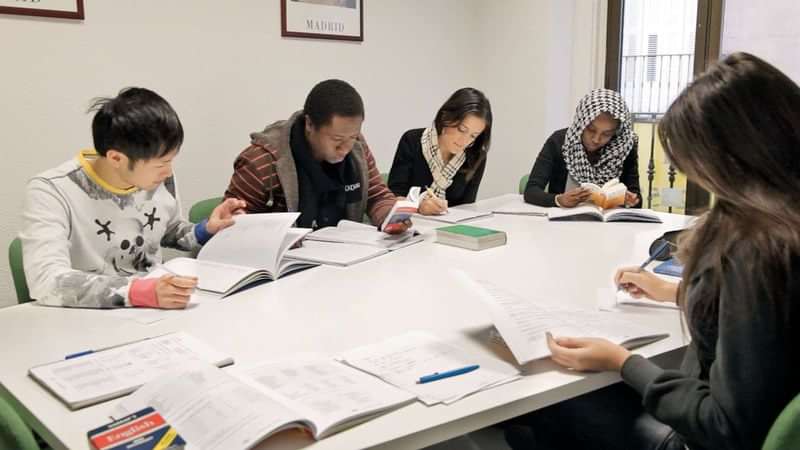 Studenten studeren samen in een taalklas.