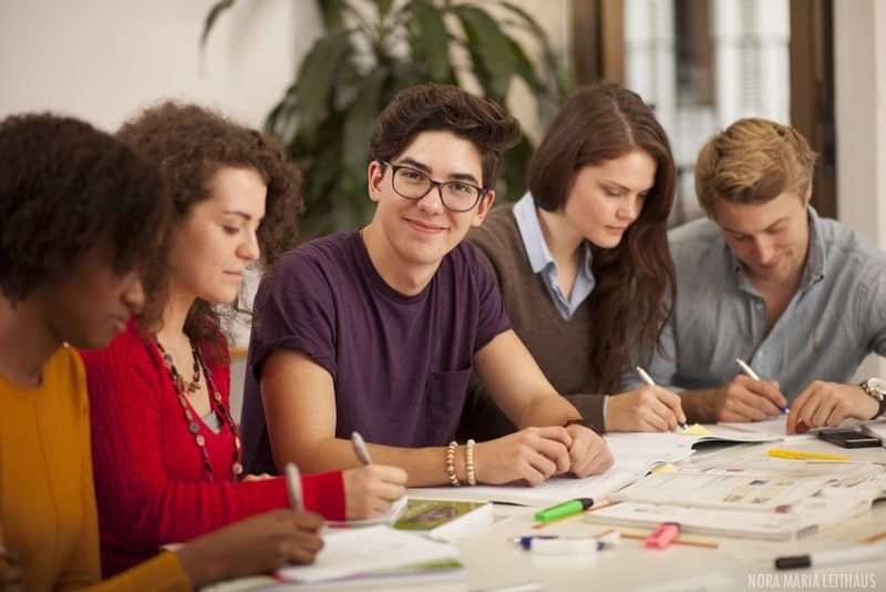 Studenten leren samen talen tijdens een studiereis in het buitenland.