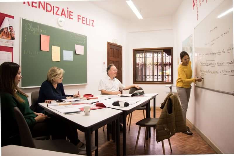 Een leslokaal waar buitenlanders Spaans leren van een docent.