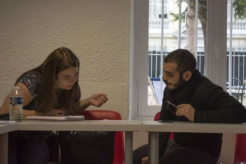 Studenten oefenen conversatie tijdens een taalcursus in het buitenland.