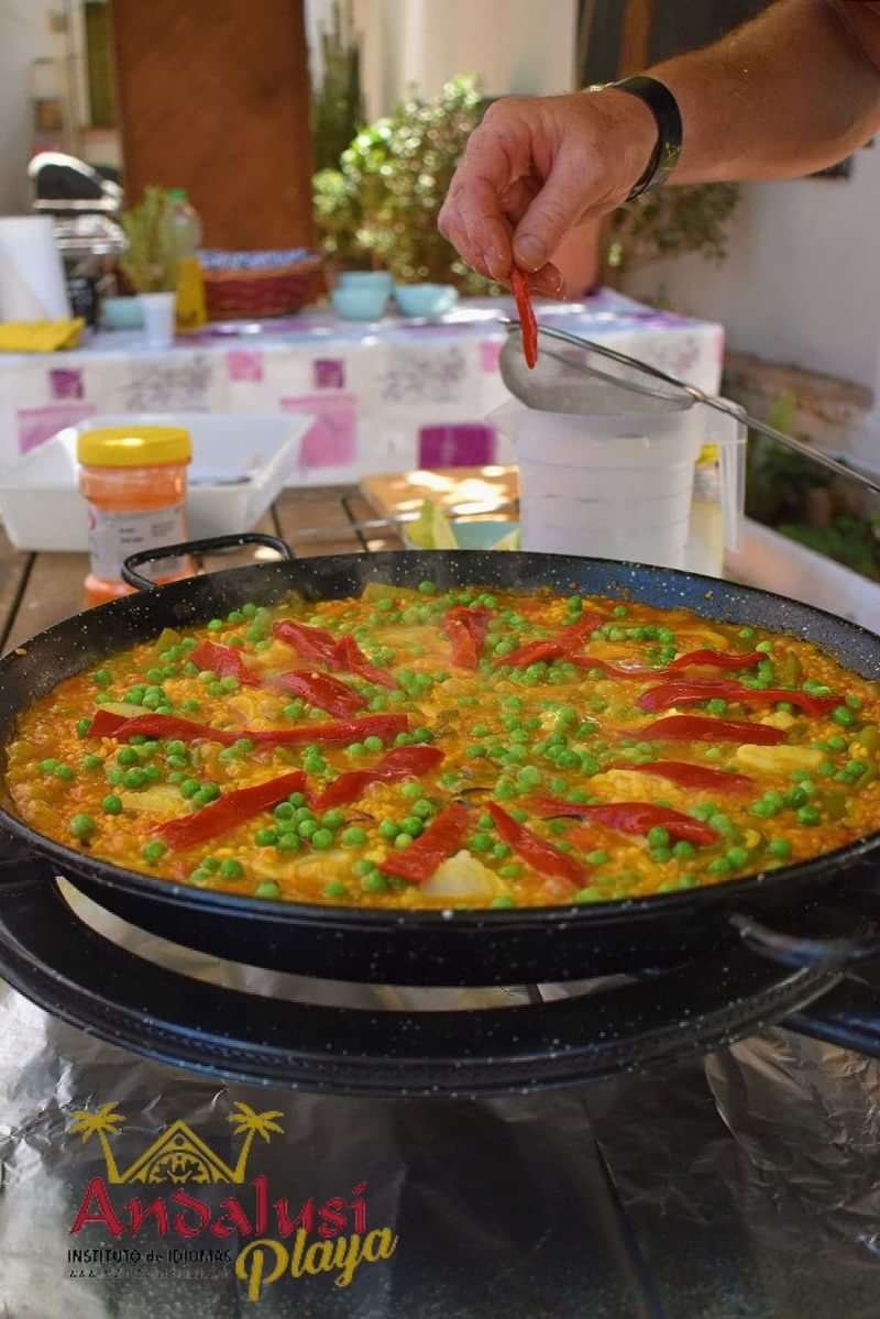 Een pan met traditionele Spaanse paella, kleurrijk en smakelijk.