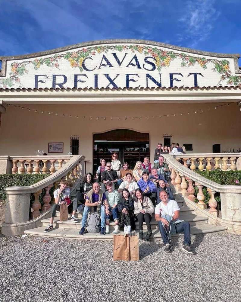 Groepsfoto voor wijnhuis, reis in taal en cultuur, Cavas Freixenet.