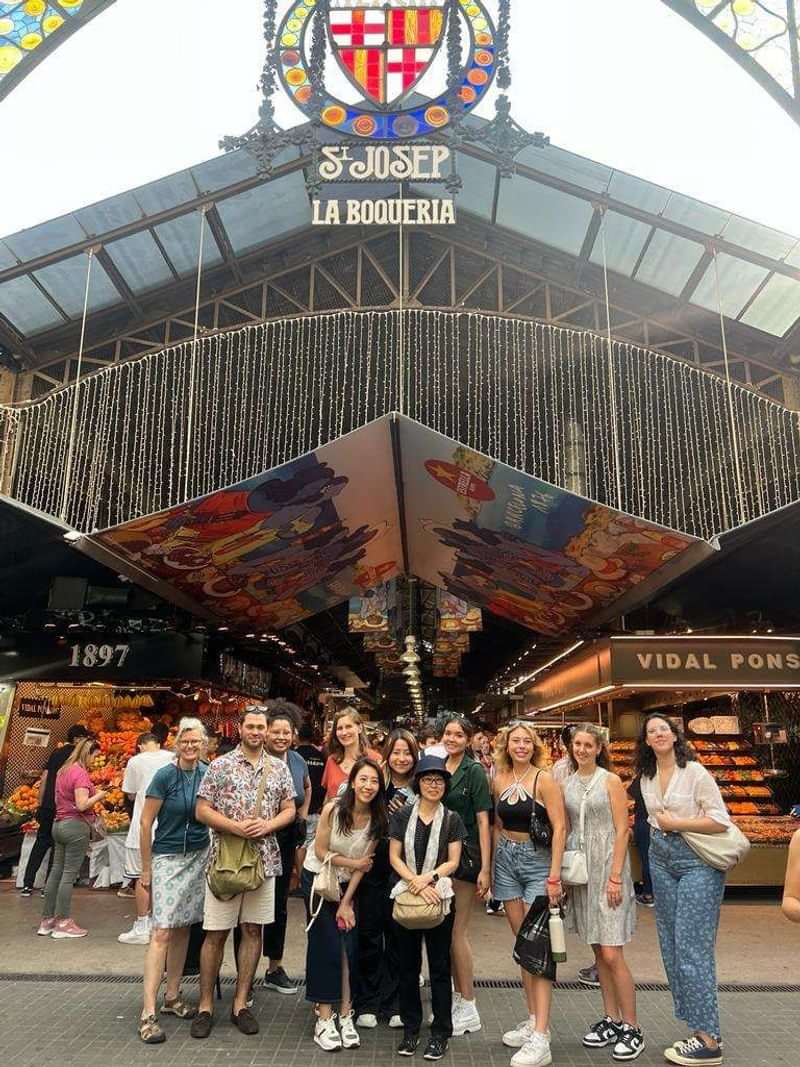 Groep mensen bezoekt La Boqueria-markt in Barcelona, Spanje talenguide.