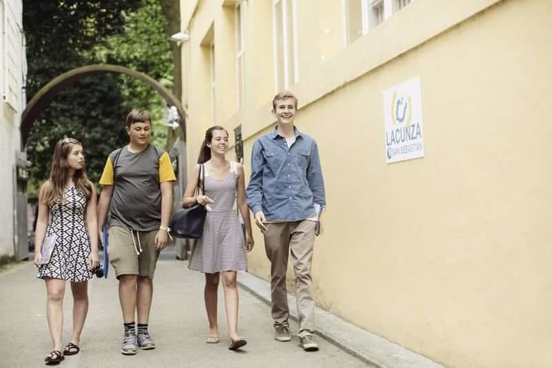 Group of students walking to a language school named “LINGUAZA”.