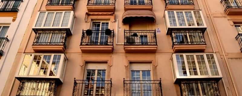 Appartementengebouw met balkons, mogelijke accommodatie voor taallessen in Nederland.