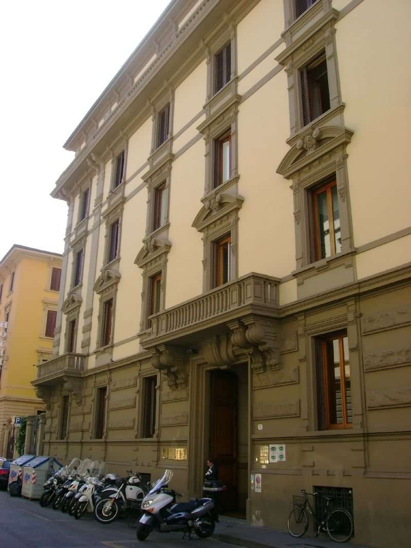 Een historisch gebouw, mogelijk een taalstudiecentrum in een Europese stad.