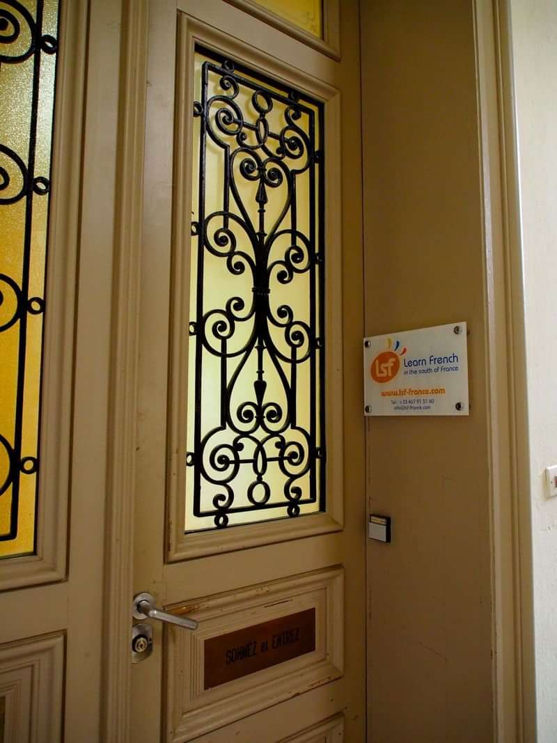 Taalinstituut ingang, bord: "Frans leren bij LSF", Montpellier, Frankrijk.