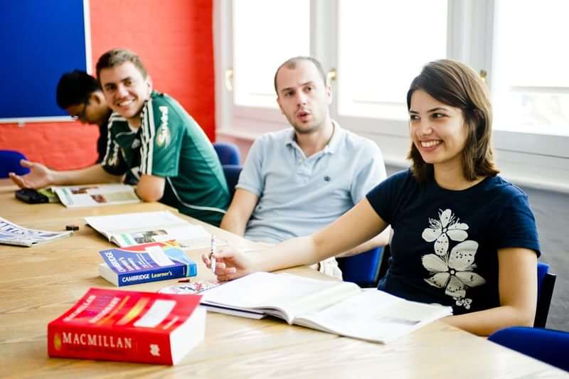 Studenten leren samen in een klas tijdens een taaluitwisselingsprogramma.